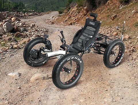 Квадрицикл с откидным верхом на пересеченной местности