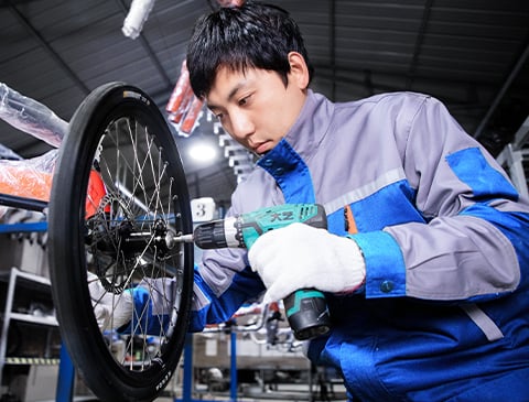 рабочий, собирающий продукцию компании Motrike