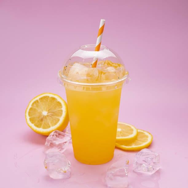 Vaso de plástico y pajita de limonada