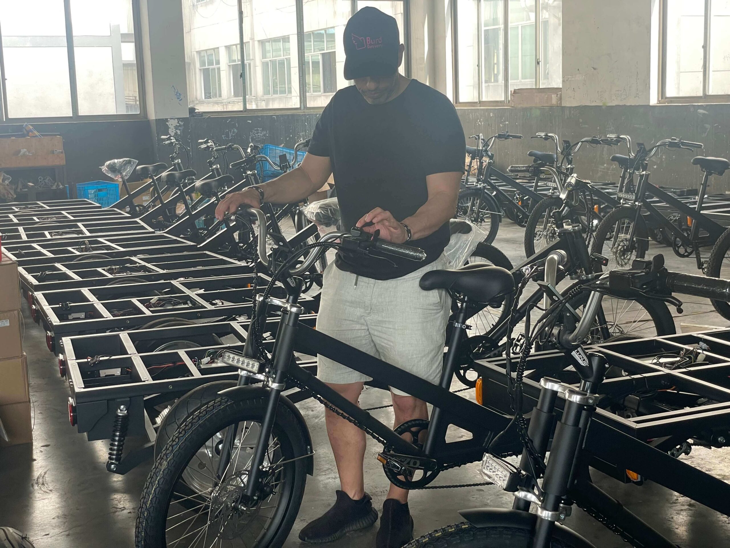 Mechaniker inspiziert Teile des Lastendreirads