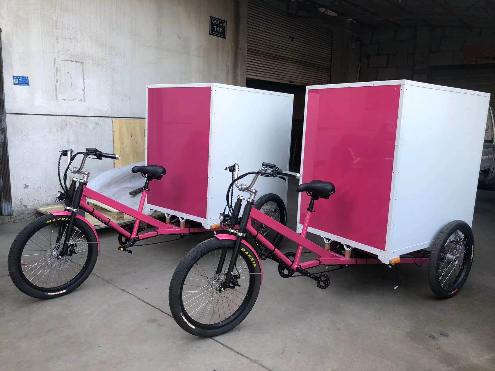 Парк грузовых трициклов, предназначенных для логистических операций "последней мили" в городах